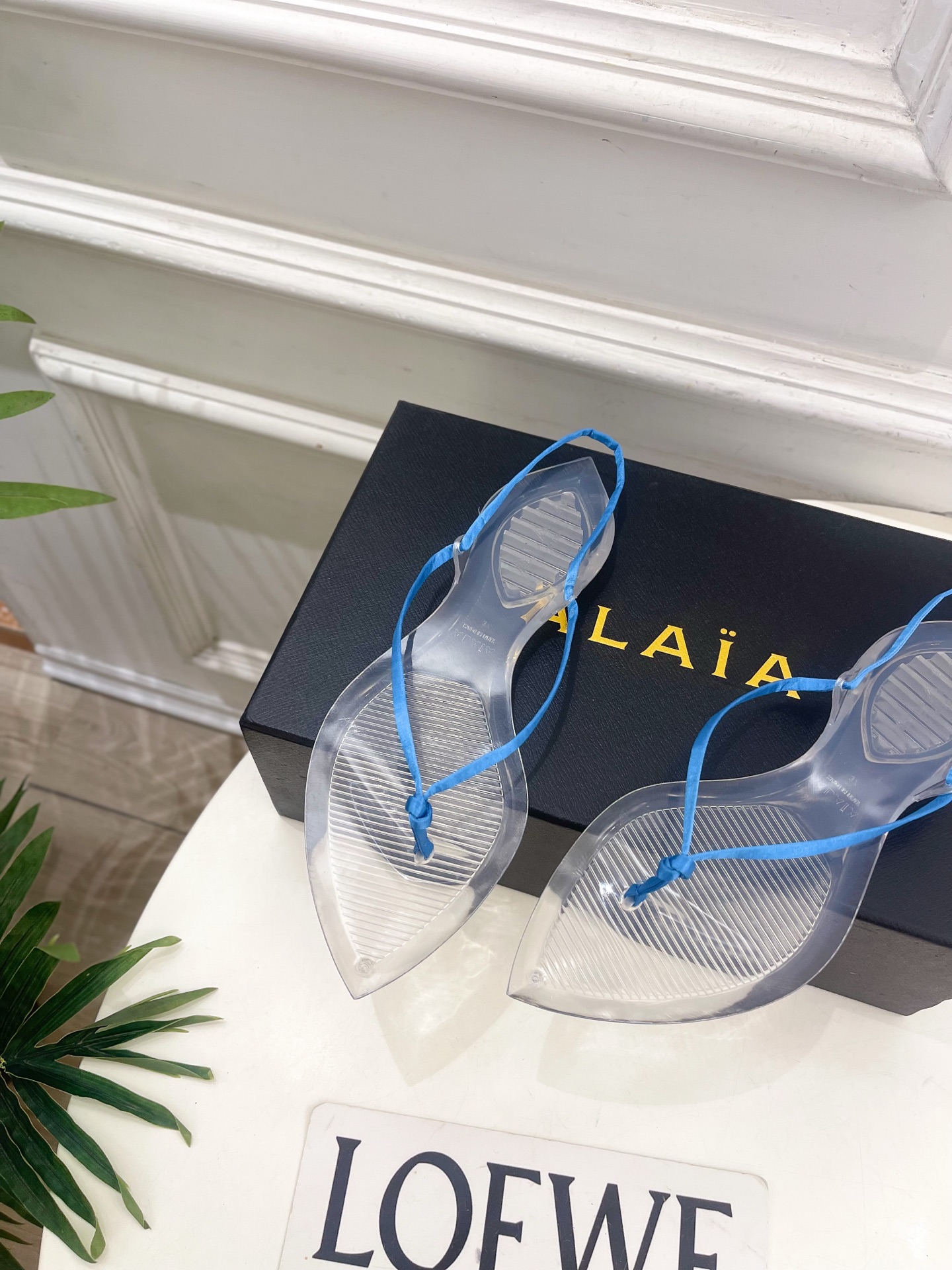 ALAÏA 阿莱亚26𝐬𝐬 2026春夏新品 秀场同款 最新果冻透明底细带夹胶人字拖鞋———————— ALAÏA 阿莱亚26𝐬𝐬 2026春夏新品 秀场同款 最新果冻透明底细带夹胶人字拖鞋————————