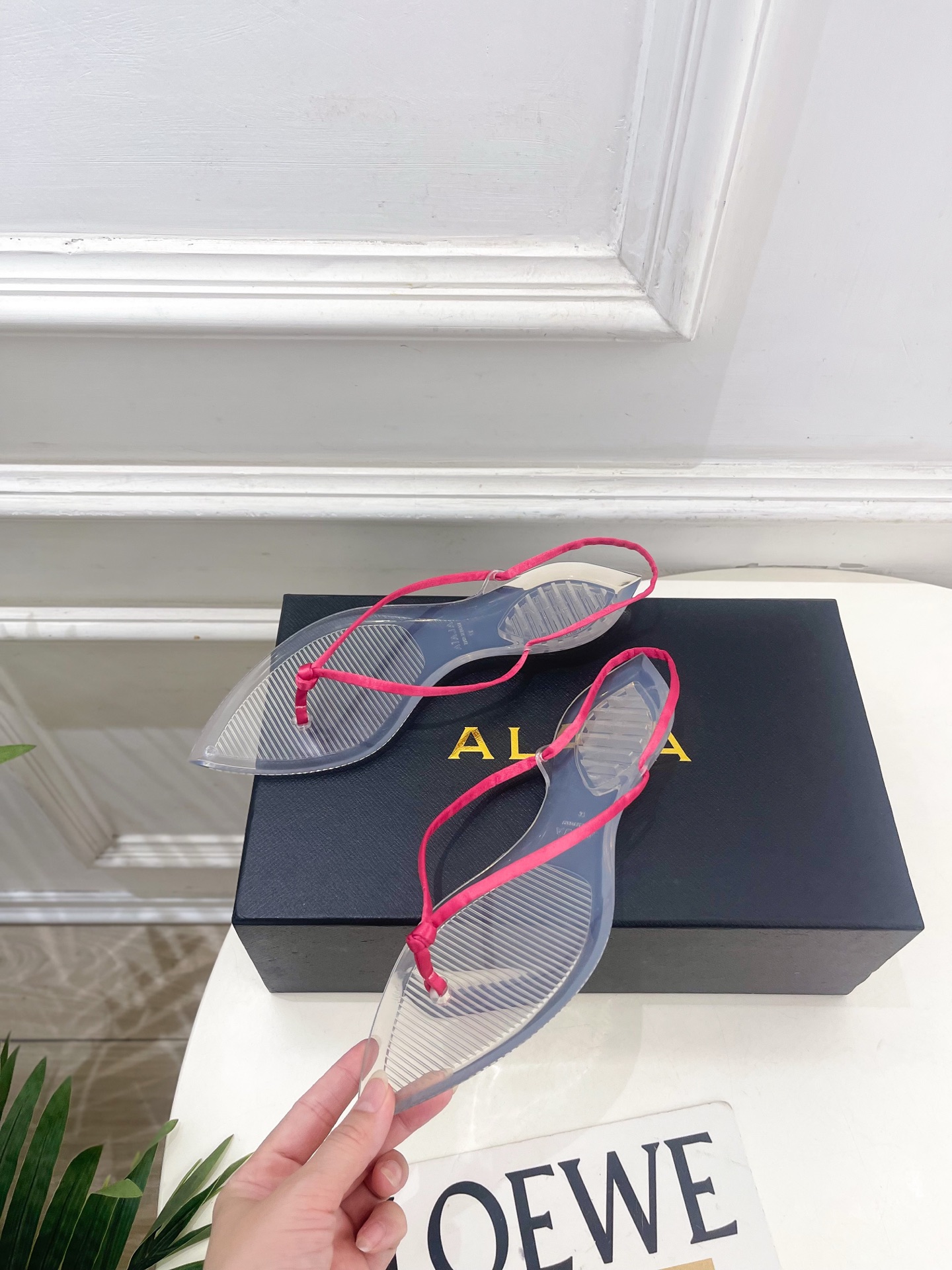 ALAÏA 阿莱亚26𝐬𝐬 2026春夏新品 秀场同款 最新果冻透明底细带夹胶人字拖鞋———————— ALAÏA 阿莱亚26𝐬𝐬 2026春夏新品 秀场同款 最新果冻透明底细带夹胶人字拖鞋————————