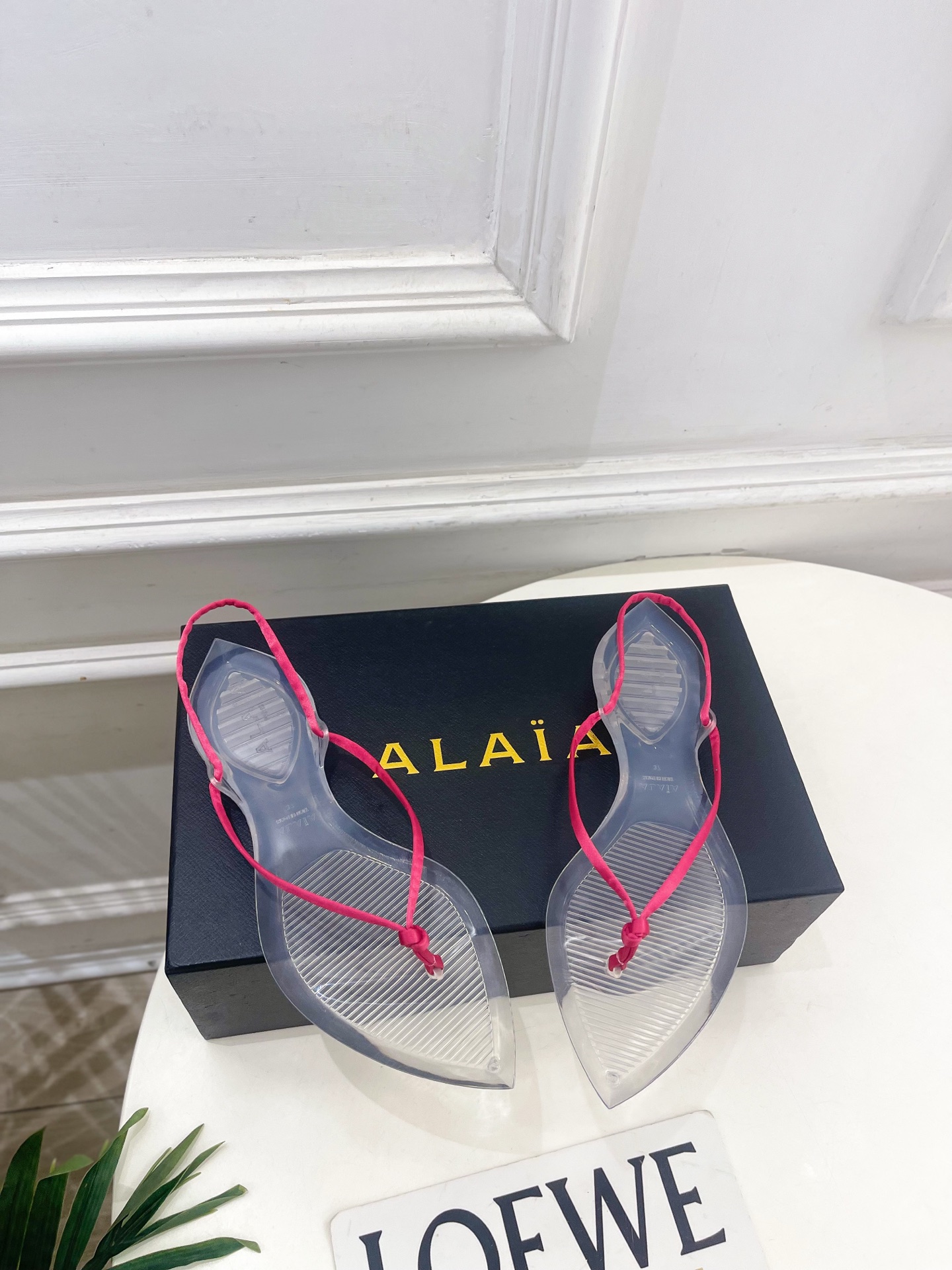 ALAÏA 阿莱亚26𝐬𝐬 2026春夏新品 秀场同款 最新果冻透明底细带夹胶人字拖鞋———————— ALAÏA 阿莱亚26𝐬𝐬 2026春夏新品 秀场同款 最新果冻透明底细带夹胶人字拖鞋————————