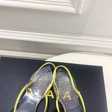 ALAÏA 阿莱亚26𝐬𝐬 2026春夏新品 秀场同款 最新果冻透明底细带夹胶人字拖鞋———————— ALAÏA 阿莱亚26𝐬𝐬 2026春夏新品 秀场同款 最新果冻透明底细带夹胶人字拖鞋————————