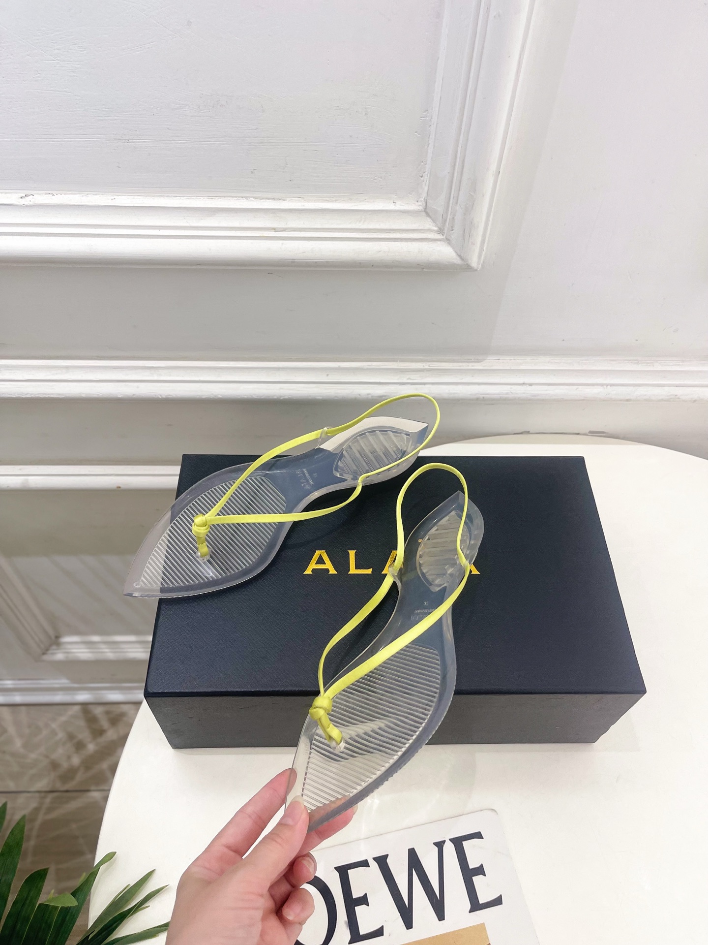 ALAÏA 阿莱亚26𝐬𝐬 2026春夏新品 秀场同款 最新果冻透明底细带夹胶人字拖鞋———————— ALAÏA 阿莱亚26𝐬𝐬 2026春夏新品 秀场同款 最新果冻透明底细带夹胶人字拖鞋————————