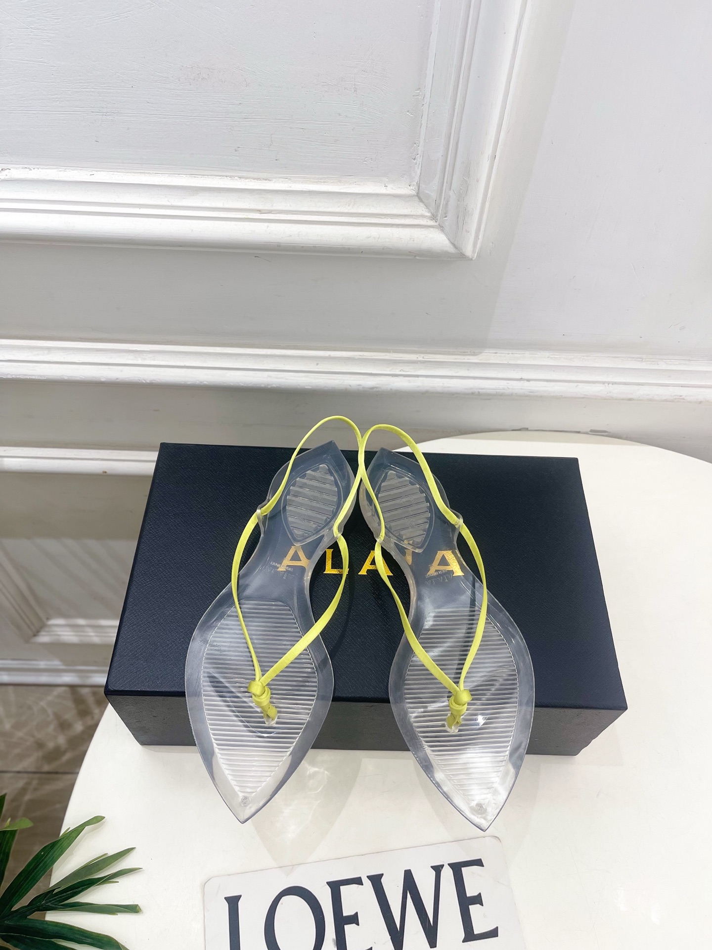 ALAÏA 阿莱亚26𝐬𝐬  2026春夏新品 秀场同款 最新果冻透明底细带夹胶人字拖鞋————————