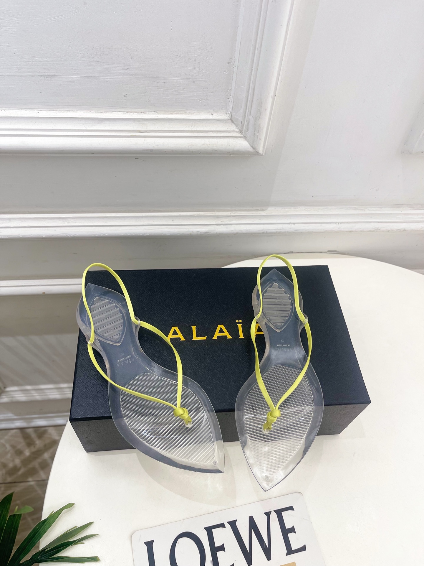 ALAÏA 阿莱亚26𝐬𝐬 2026春夏新品 秀场同款 最新果冻透明底细带夹胶人字拖鞋———————— ALAÏA 阿莱亚26𝐬𝐬 2026春夏新品 秀场同款 最新果冻透明底细带夹胶人字拖鞋————————