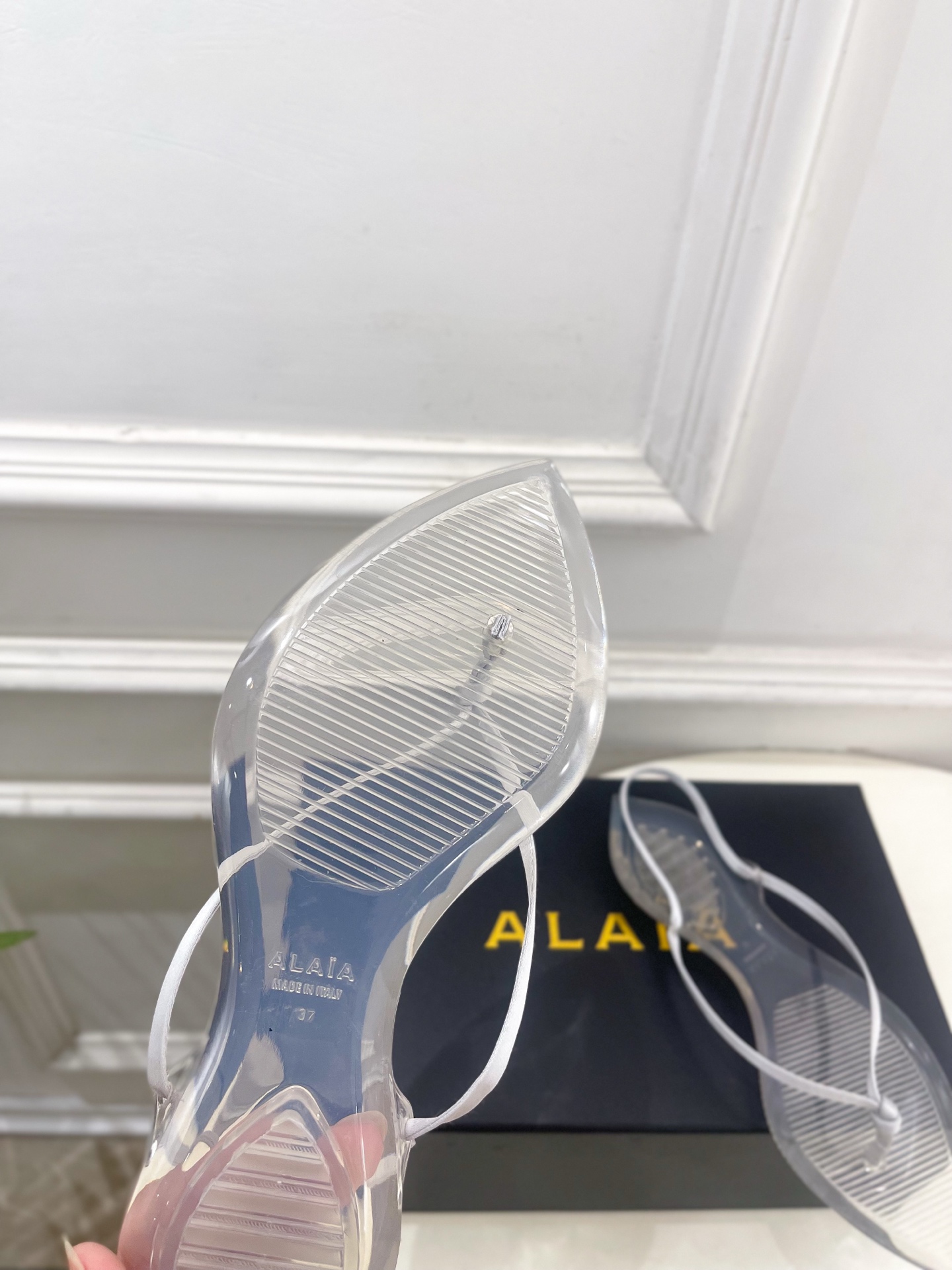 ALAÏA 阿莱亚26𝐬𝐬 2026春夏新品 秀场同款 最新果冻透明底细带夹胶人字拖鞋———————— ALAÏA 阿莱亚26𝐬𝐬 2026春夏新品 秀场同款 最新果冻透明底细带夹胶人字拖鞋————————