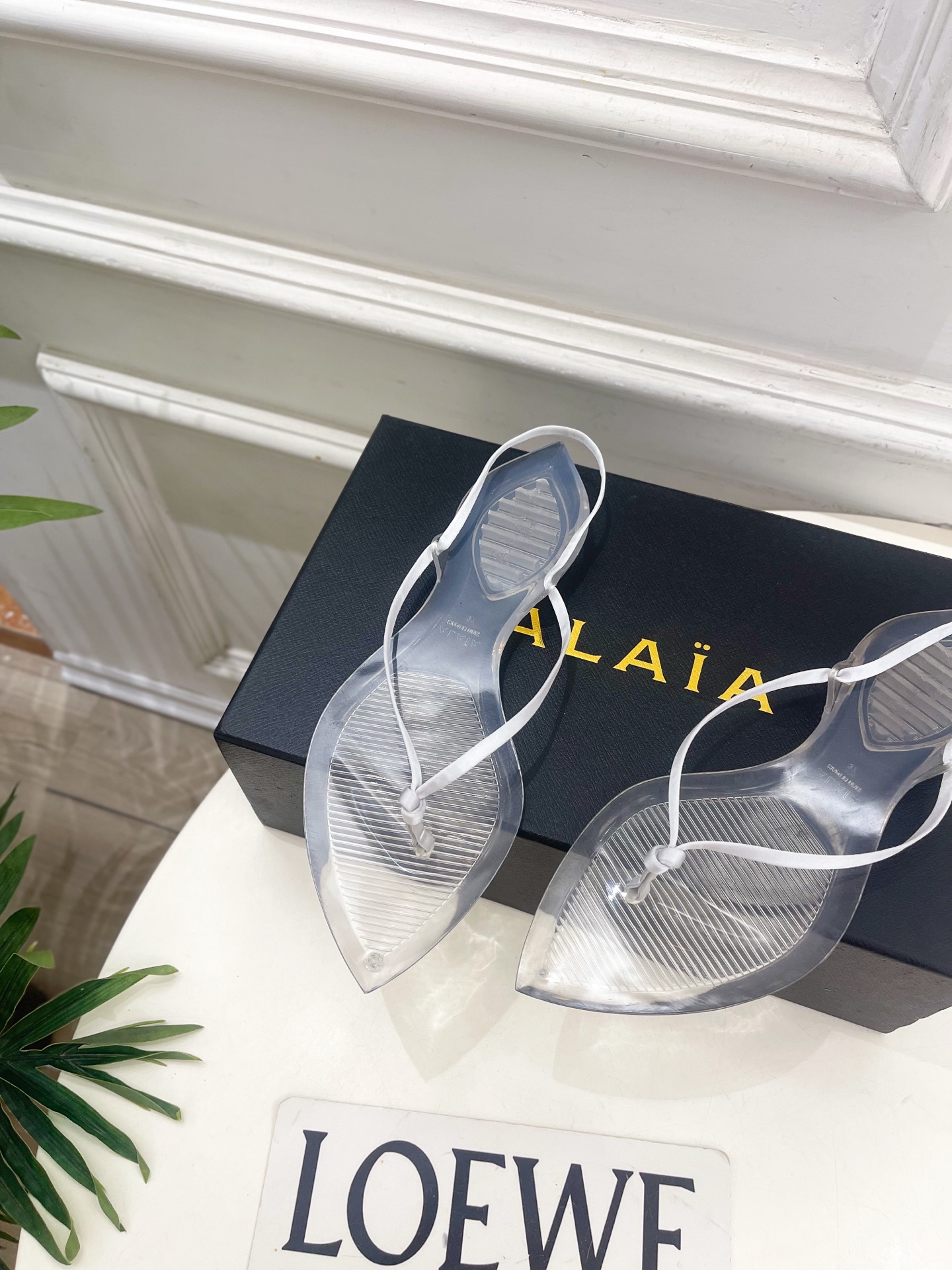 ALAÏA 阿莱亚26𝐬𝐬 2026春夏新品 秀场同款 最新果冻透明底细带夹胶人字拖鞋———————— ALAÏA 阿莱亚26𝐬𝐬 2026春夏新品 秀场同款 最新果冻透明底细带夹胶人字拖鞋————————