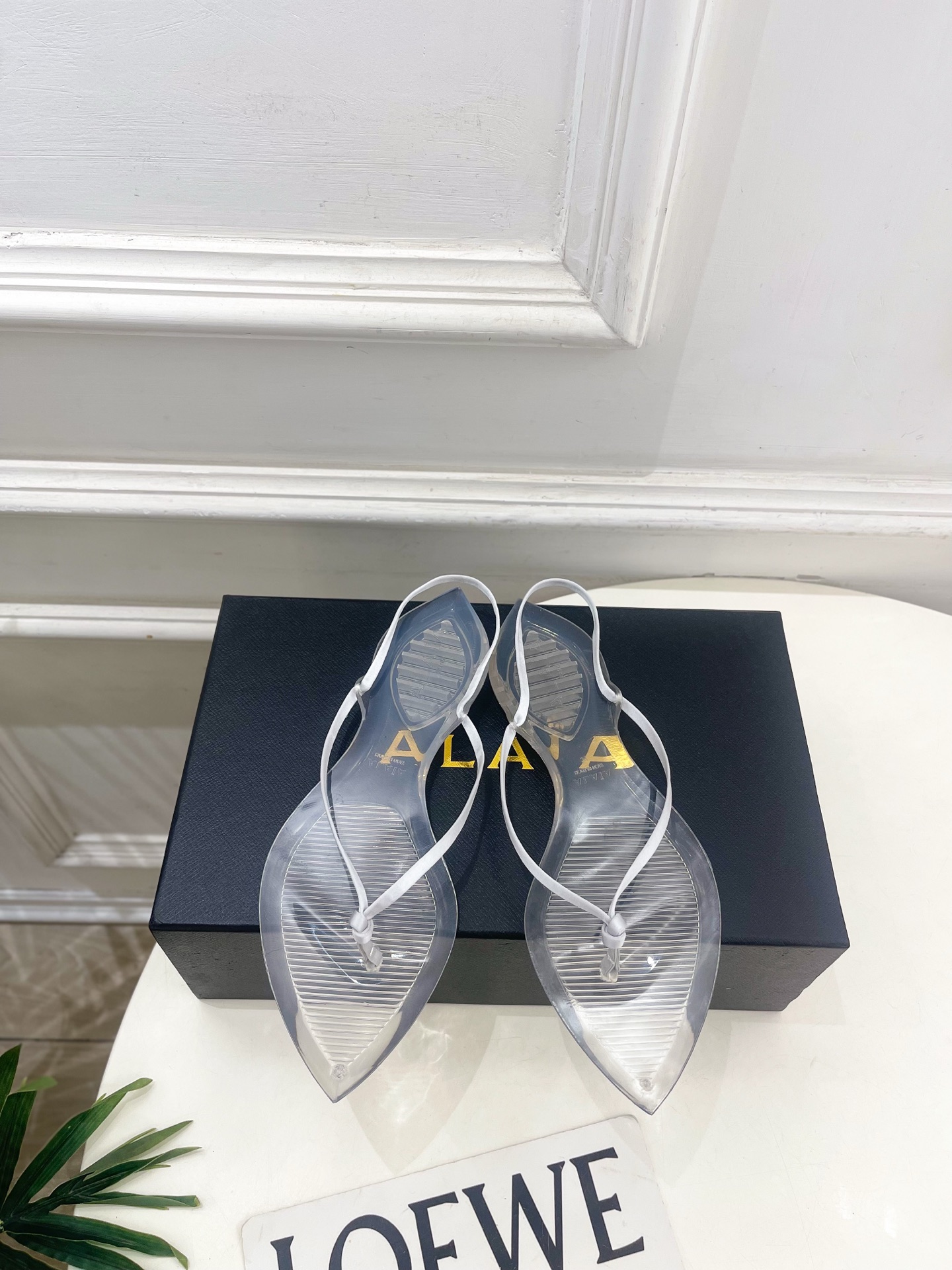 ALAÏA 阿莱亚26𝐬𝐬  2026春夏新品 秀场同款 最新果冻透明底细带夹胶人字拖鞋————————