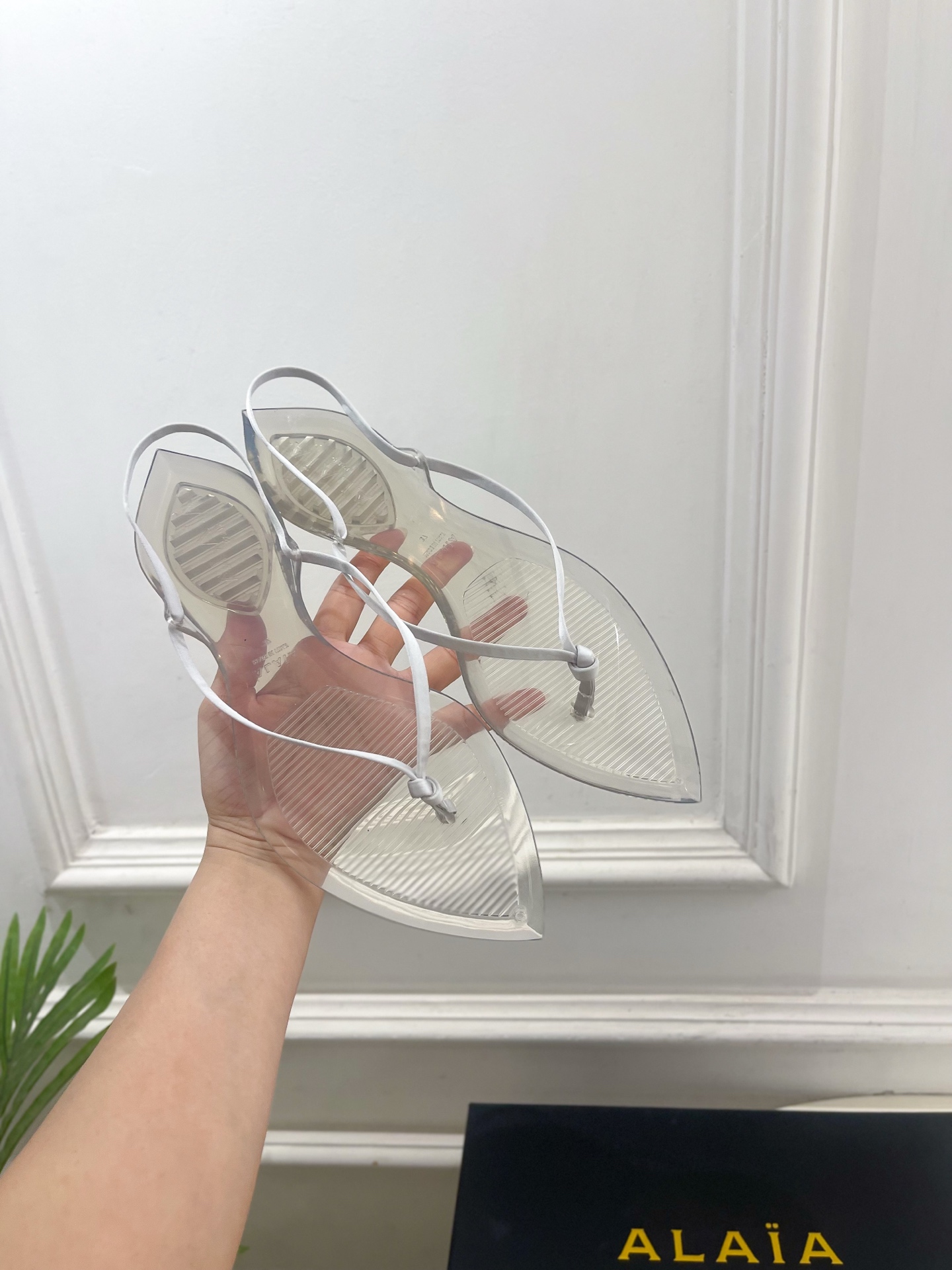 ALAÏA 阿莱亚26𝐬𝐬 2026春夏新品 秀场同款 最新果冻透明底细带夹胶人字拖鞋———————— ALAÏA 阿莱亚26𝐬𝐬 2026春夏新品 秀场同款 最新果冻透明底细带夹胶人字拖鞋————————