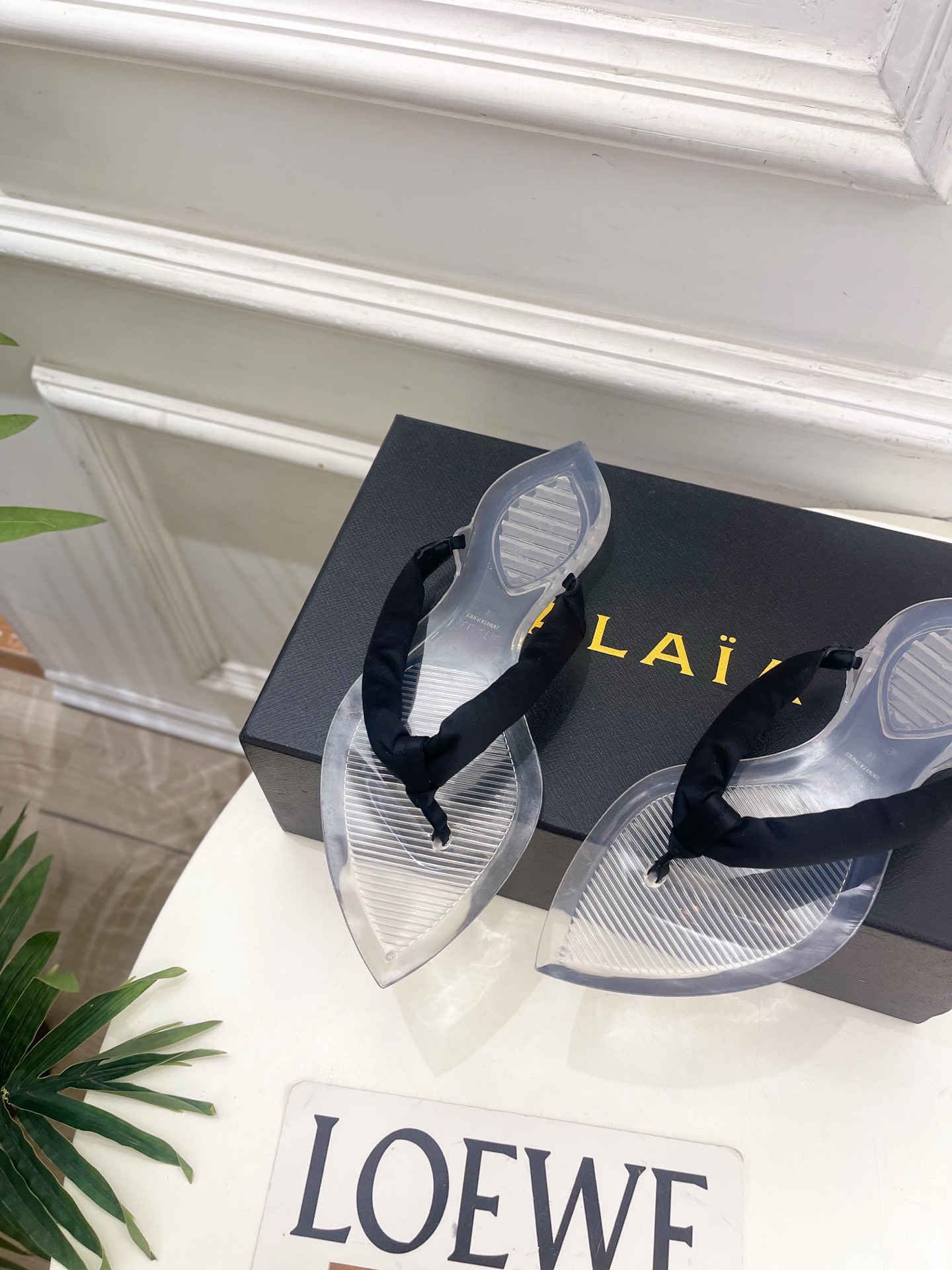 ALAÏA 阿莱亚26𝐬𝐬 2026春夏新品 秀场同款 最新果冻透明底夹胶人字拖鞋—————————A ALAÏA 阿莱亚26𝐬𝐬 2026春夏新品 秀场同款 最新果冻透明底夹胶人字拖鞋—————————A