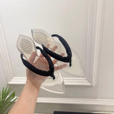 ALAÏA 阿莱亚26𝐬𝐬 2026春夏新品 秀场同款 最新果冻透明底夹胶人字拖鞋—————————A ALAÏA 阿莱亚26𝐬𝐬 2026春夏新品 秀场同款 最新果冻透明底夹胶人字拖鞋—————————A