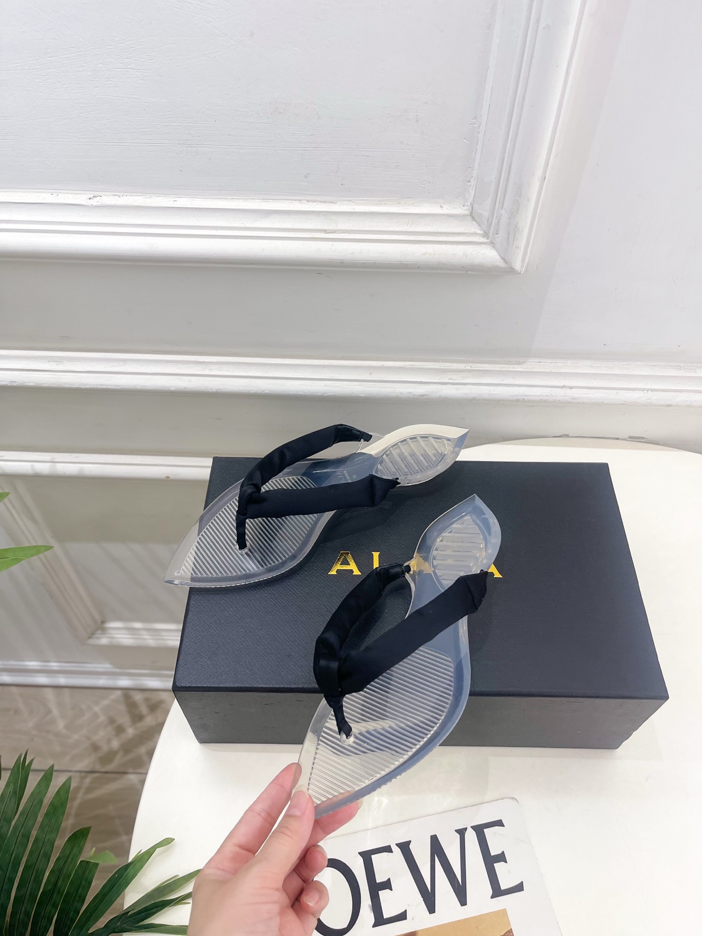 ALAÏA 阿莱亚26𝐬𝐬 2026春夏新品 秀场同款 最新果冻透明底夹胶人字拖鞋—————————A ALAÏA 阿莱亚26𝐬𝐬 2026春夏新品 秀场同款 最新果冻透明底夹胶人字拖鞋—————————A