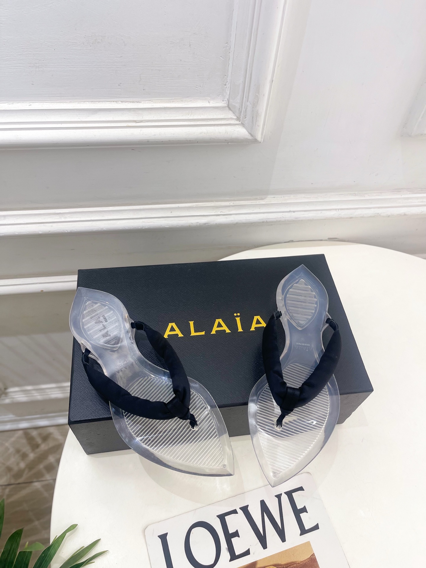 ALAÏA 阿莱亚26𝐬𝐬 2026春夏新品 秀场同款 最新果冻透明底夹胶人字拖鞋—————————A ALAÏA 阿莱亚26𝐬𝐬 2026春夏新品 秀场同款 最新果冻透明底夹胶人字拖鞋—————————A