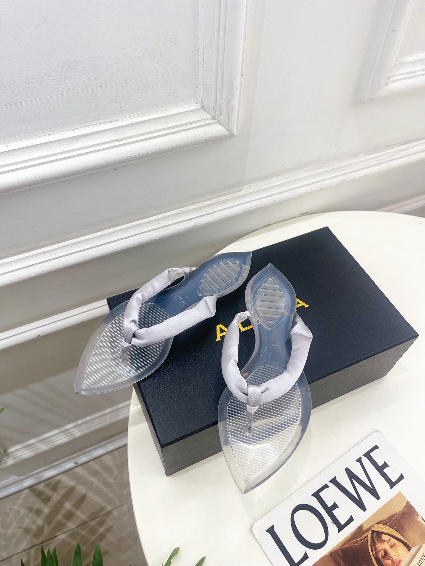 ALAÏA 阿莱亚26𝐬𝐬 2026春夏新品 秀场同款 最新果冻透明底夹胶人字拖鞋—————————A ALAÏA 阿莱亚26𝐬𝐬 2026春夏新品 秀场同款 最新果冻透明底夹胶人字拖鞋—————————A