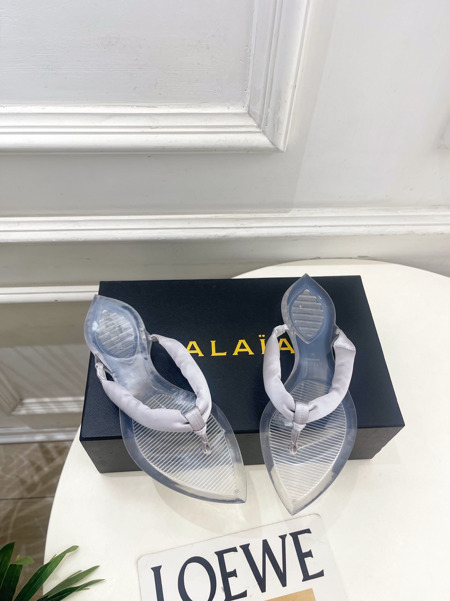 ALAÏA 阿莱亚26𝐬𝐬 2026春夏新品 秀场同款 最新果冻透明底夹胶人字拖鞋—————————A ALAÏA 阿莱亚26𝐬𝐬 2026春夏新品 秀场同款 最新果冻透明底夹胶人字拖鞋—————————A