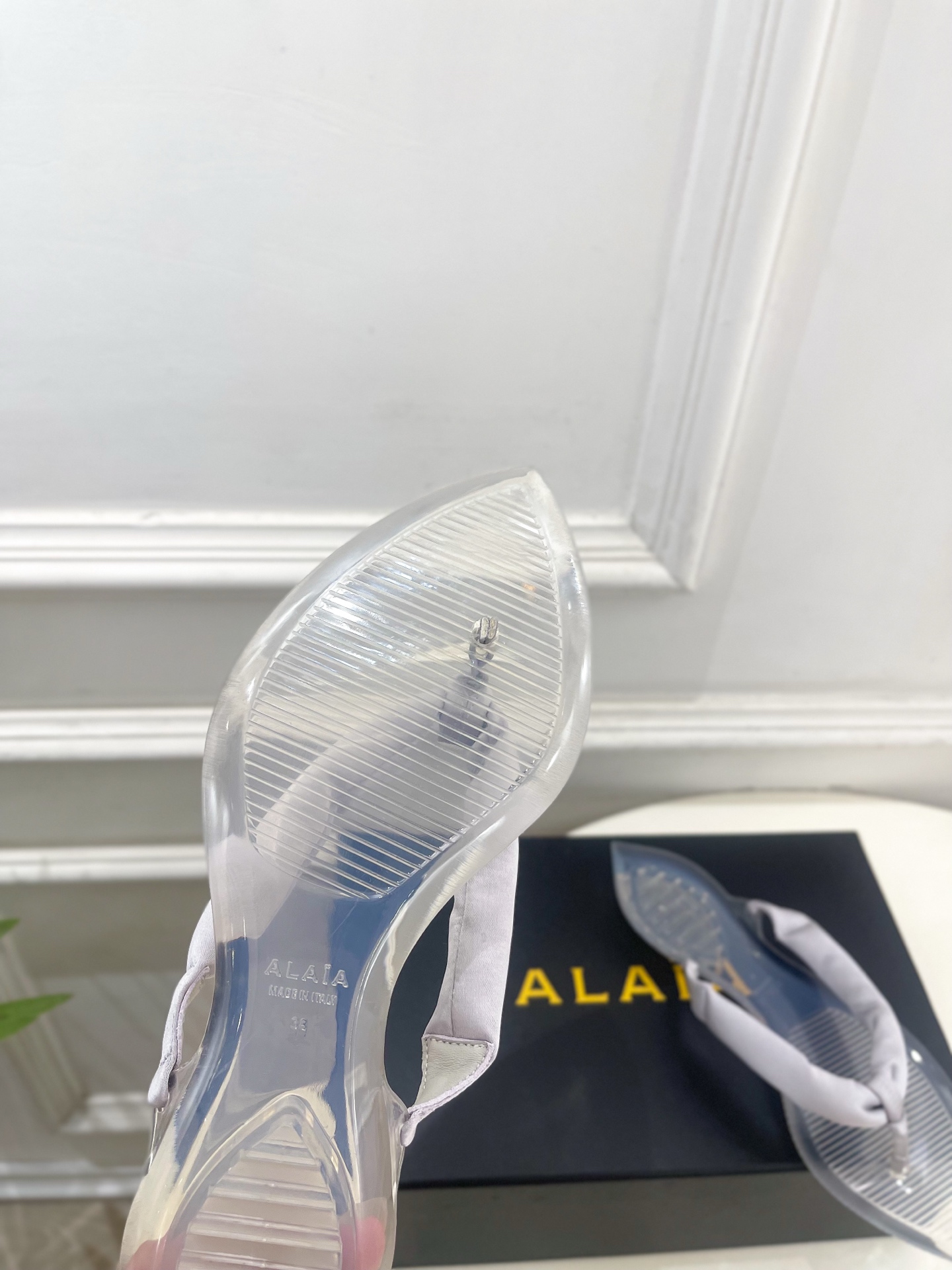 ALAÏA 阿莱亚26𝐬𝐬 2026春夏新品 秀场同款 最新果冻透明底夹胶人字拖鞋—————————A ALAÏA 阿莱亚26𝐬𝐬 2026春夏新品 秀场同款 最新果冻透明底夹胶人字拖鞋—————————A