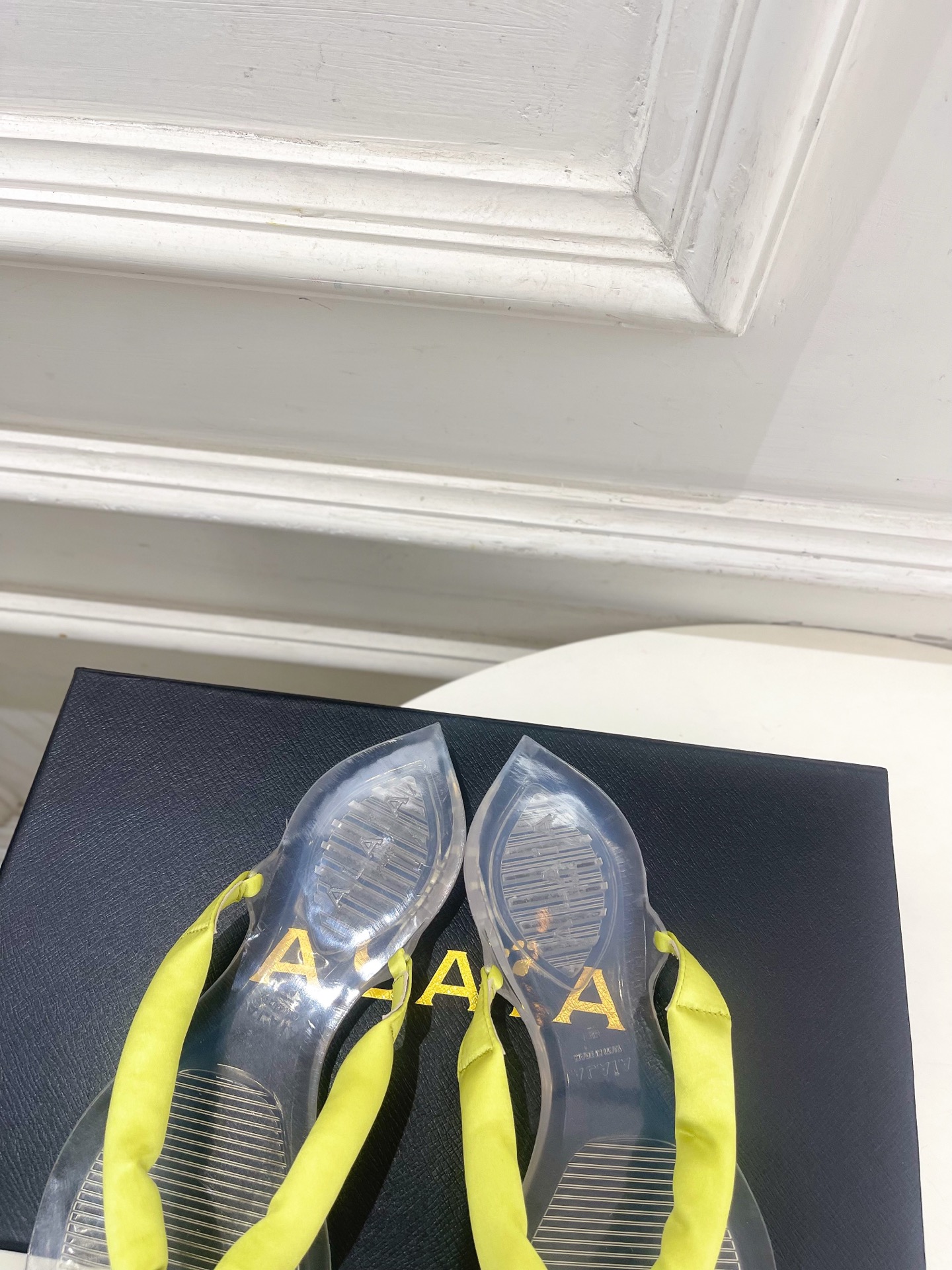 ALAÏA 阿莱亚26𝐬𝐬 2026春夏新品 秀场同款 最新果冻透明底夹胶人字拖鞋—————————A ALAÏA 阿莱亚26𝐬𝐬 2026春夏新品 秀场同款 最新果冻透明底夹胶人字拖鞋—————————A