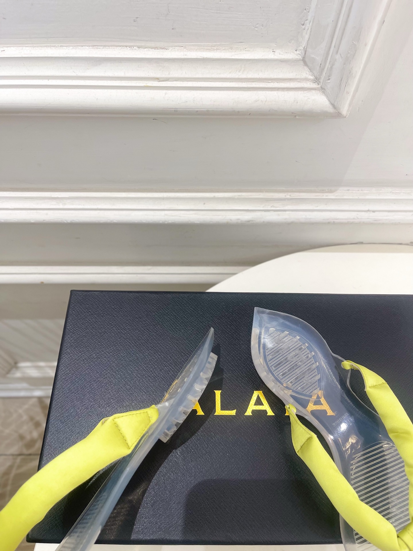 ALAÏA 阿莱亚26𝐬𝐬 2026春夏新品 秀场同款 最新果冻透明底夹胶人字拖鞋—————————A ALAÏA 阿莱亚26𝐬𝐬 2026春夏新品 秀场同款 最新果冻透明底夹胶人字拖鞋—————————A