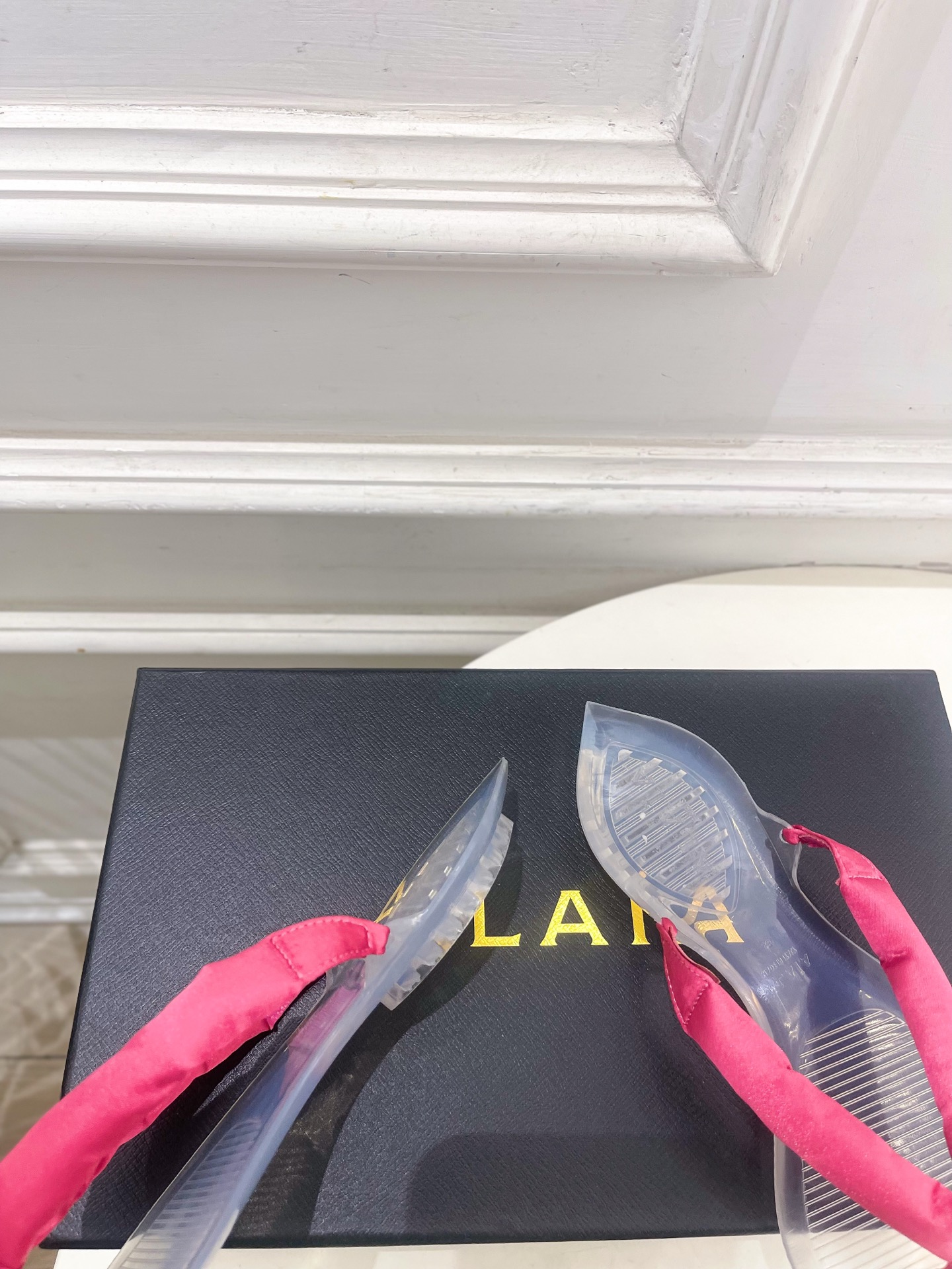 ALAÏA 阿莱亚26𝐬𝐬 2026春夏新品 秀场同款 最新果冻透明底夹胶人字拖鞋—————————A ALAÏA 阿莱亚26𝐬𝐬 2026春夏新品 秀场同款 最新果冻透明底夹胶人字拖鞋—————————A