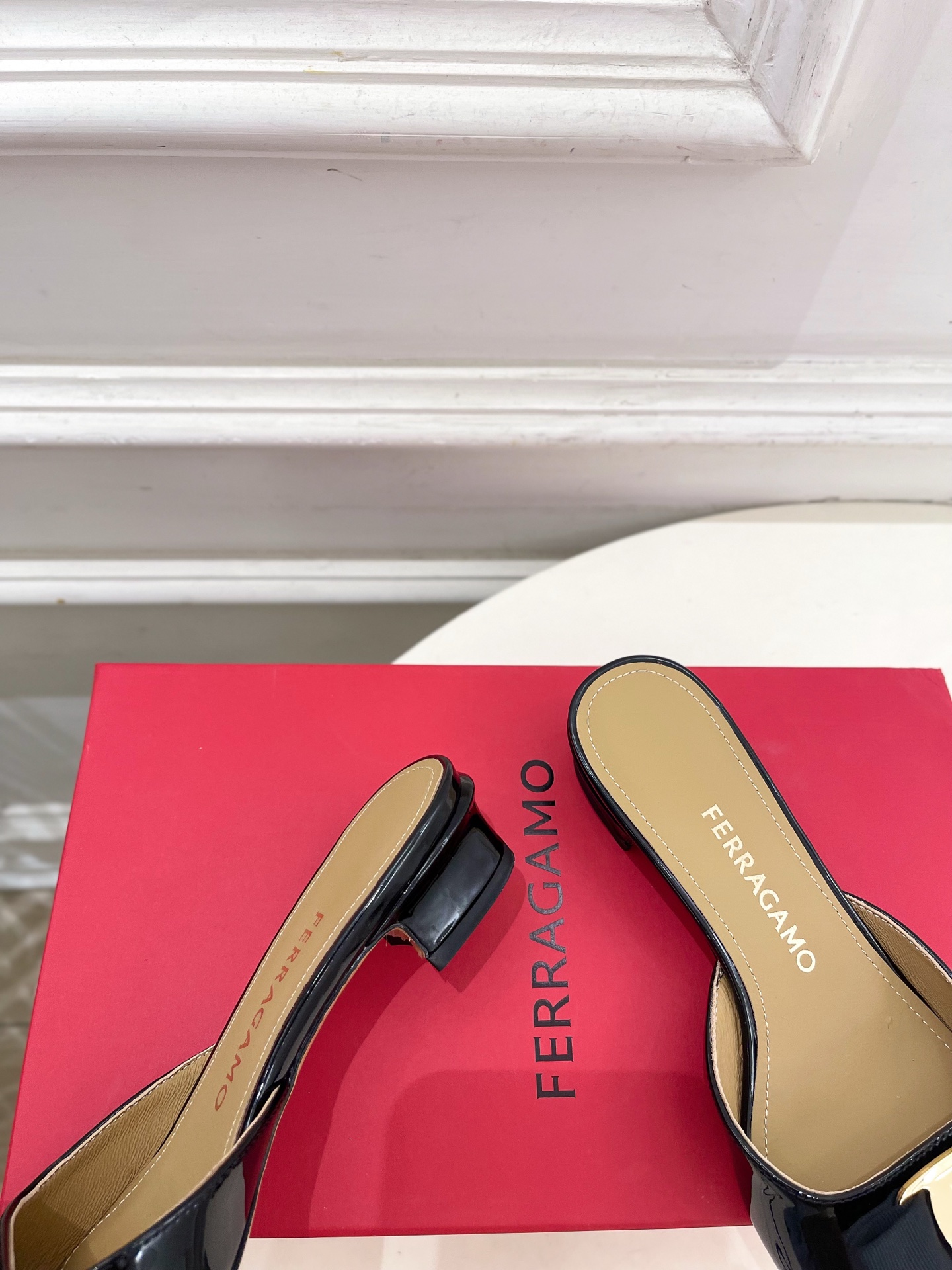 Ferragamo|菲拉格慕26𝐬𝐬2026春夏新品经典蝴蝶结粗方头跟拖鞋 火爆上新! 这鞋绝对是黑马 Ferragamo|菲拉格慕26𝐬𝐬2026春夏新品经典蝴蝶结粗方头跟拖鞋 火爆上新! 这鞋绝对是黑马