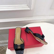 Ferragamo|菲拉格慕26𝐬𝐬2026春夏新品经典蝴蝶结粗方头跟拖鞋 火爆上新! 这鞋绝对是黑马 Ferragamo|菲拉格慕26𝐬𝐬2026春夏新品经典蝴蝶结粗方头跟拖鞋 火爆上新! 这鞋绝对是黑马