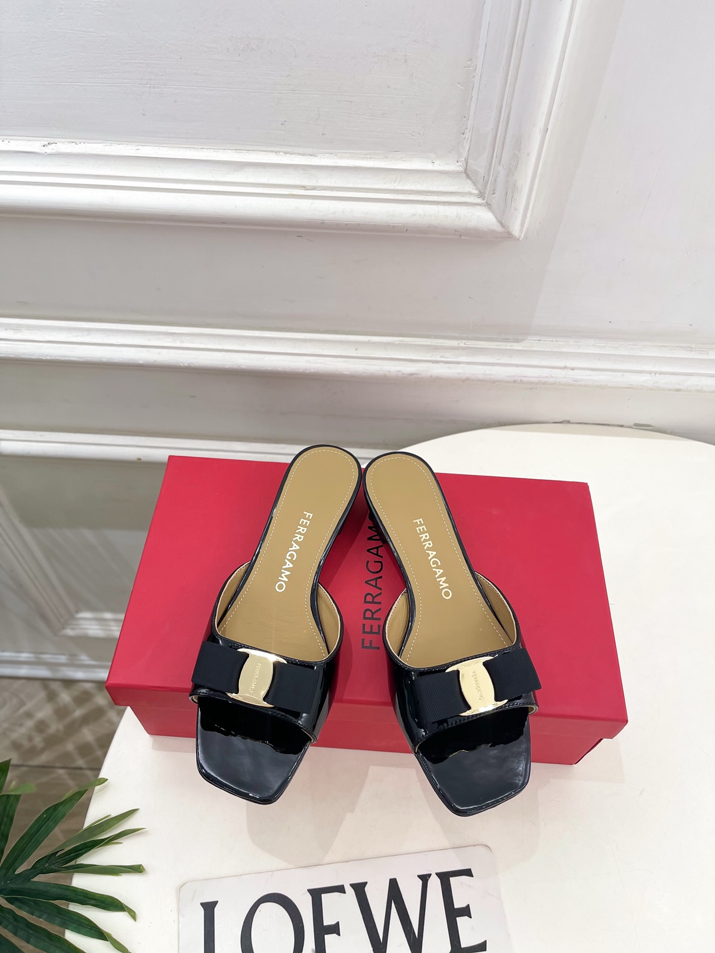 Ferragamo｜菲拉格慕26𝐬𝐬2026春夏新品经典蝴蝶结粗方头跟拖鞋 火爆上新！  这鞋绝对是黑马