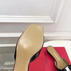 Ferragamo|菲拉格慕26𝐬𝐬2026春夏新品经典蝴蝶结粗方头跟拖鞋 火爆上新! 这鞋绝对是黑马 Ferragamo|菲拉格慕26𝐬𝐬2026春夏新品经典蝴蝶结粗方头跟拖鞋 火爆上新! 这鞋绝对是黑马