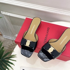 Ferragamo|菲拉格慕26𝐬𝐬2026春夏新品经典蝴蝶结粗方头跟拖鞋 火爆上新! 这鞋绝对是黑马 Ferragamo|菲拉格慕26𝐬𝐬2026春夏新品经典蝴蝶结粗方头跟拖鞋 火爆上新! 这鞋绝对是黑马