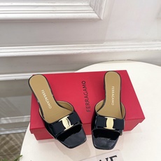 Ferragamo|菲拉格慕26𝐬𝐬2026春夏新品经典蝴蝶结粗方头跟拖鞋 火爆上新! 这鞋绝对是黑马 Ferragamo|菲拉格慕26𝐬𝐬2026春夏新品经典蝴蝶结粗方头跟拖鞋 火爆上新! 这鞋绝对是黑马