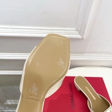Ferragamo|菲拉格慕26𝐬𝐬2026春夏新品经典蝴蝶结粗方头跟拖鞋 火爆上新! 这鞋绝对是黑马 Ferragamo|菲拉格慕26𝐬𝐬2026春夏新品经典蝴蝶结粗方头跟拖鞋 火爆上新! 这鞋绝对是黑马