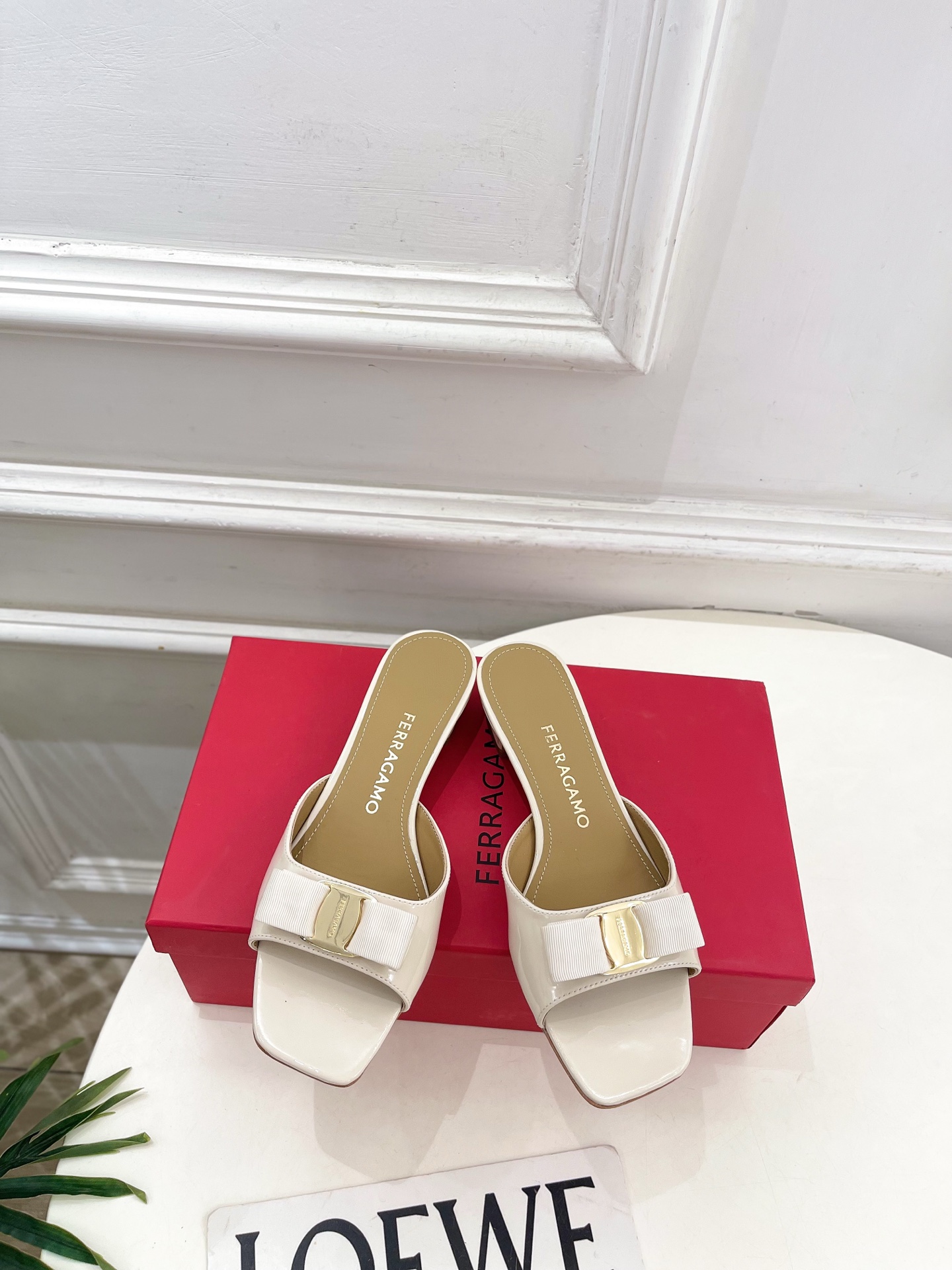 Ferragamo｜菲拉格慕26𝐬𝐬2026春夏新品经典蝴蝶结粗方头跟拖鞋 火爆上新！  这鞋绝对是黑马