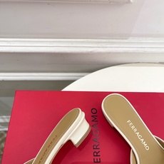 Ferragamo|菲拉格慕26𝐬𝐬2026春夏新品经典蝴蝶结粗方头跟拖鞋 火爆上新! 这鞋绝对是黑马 Ferragamo|菲拉格慕26𝐬𝐬2026春夏新品经典蝴蝶结粗方头跟拖鞋 火爆上新! 这鞋绝对是黑马