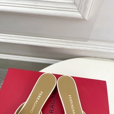 Ferragamo|菲拉格慕26𝐬𝐬2026春夏新品经典蝴蝶结粗方头跟拖鞋 火爆上新! 这鞋绝对是黑马 Ferragamo|菲拉格慕26𝐬𝐬2026春夏新品经典蝴蝶结粗方头跟拖鞋 火爆上新! 这鞋绝对是黑马