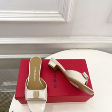 Ferragamo|菲拉格慕26𝐬𝐬2026春夏新品经典蝴蝶结粗方头跟拖鞋 火爆上新! 这鞋绝对是黑马 Ferragamo|菲拉格慕26𝐬𝐬2026春夏新品经典蝴蝶结粗方头跟拖鞋 火爆上新! 这鞋绝对是黑马