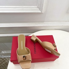Ferragamo|菲拉格慕26𝐬𝐬2026春夏新品经典蝴蝶结粗方头跟拖鞋 火爆上新! 这鞋绝对是黑马 Ferragamo|菲拉格慕26𝐬𝐬2026春夏新品经典蝴蝶结粗方头跟拖鞋 火爆上新! 这鞋绝对是黑马