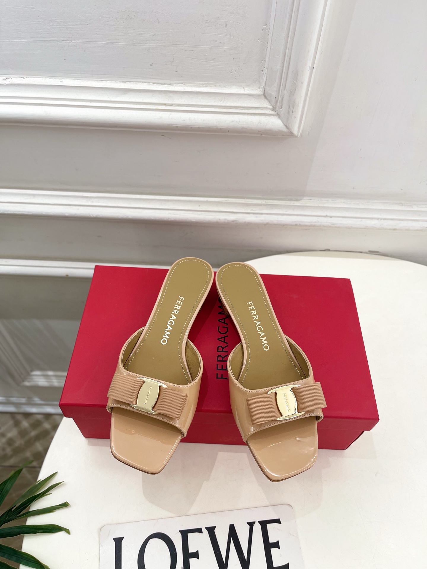 Ferragamo｜菲拉格慕26𝐬𝐬2026春夏新品经典蝴蝶结粗方头跟拖鞋 火爆上新！  这鞋绝对是黑马