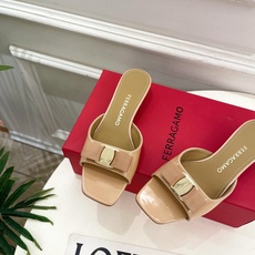Ferragamo|菲拉格慕26𝐬𝐬2026春夏新品经典蝴蝶结粗方头跟拖鞋 火爆上新! 这鞋绝对是黑马 Ferragamo|菲拉格慕26𝐬𝐬2026春夏新品经典蝴蝶结粗方头跟拖鞋 火爆上新! 这鞋绝对是黑马
