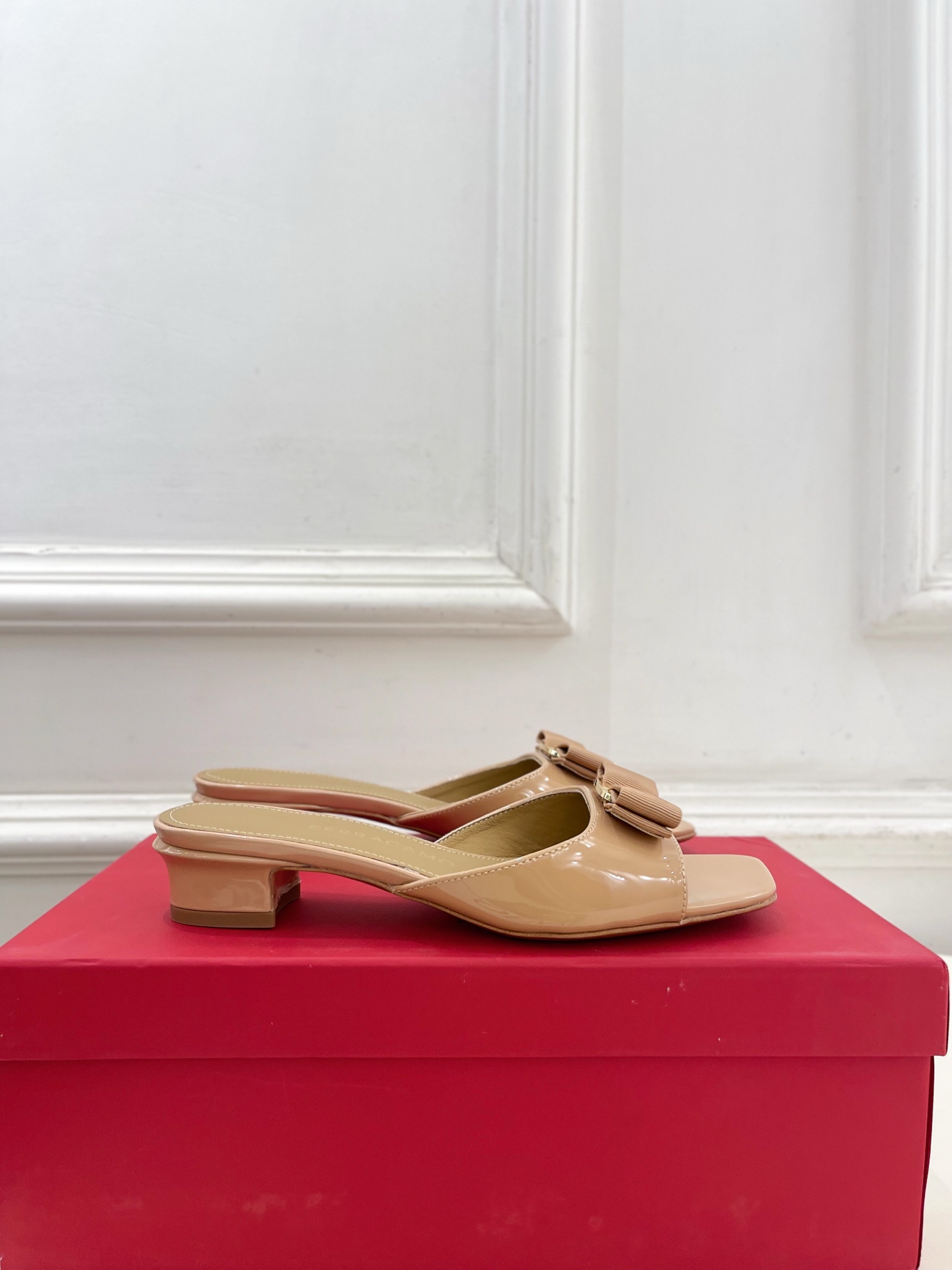Ferragamo|菲拉格慕26𝐬𝐬2026春夏新品经典蝴蝶结粗方头跟拖鞋 火爆上新! 这鞋绝对是黑马 Ferragamo|菲拉格慕26𝐬𝐬2026春夏新品经典蝴蝶结粗方头跟拖鞋 火爆上新! 这鞋绝对是黑马