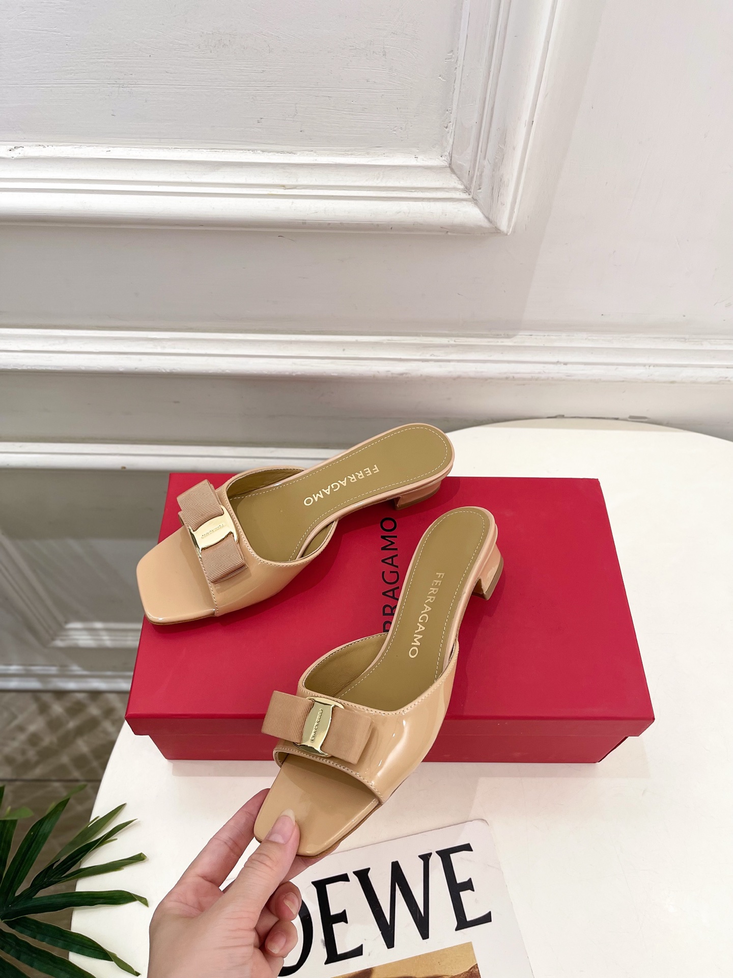 Ferragamo|菲拉格慕26𝐬𝐬2026春夏新品经典蝴蝶结粗方头跟拖鞋 火爆上新! 这鞋绝对是黑马 Ferragamo|菲拉格慕26𝐬𝐬2026春夏新品经典蝴蝶结粗方头跟拖鞋 火爆上新! 这鞋绝对是黑马