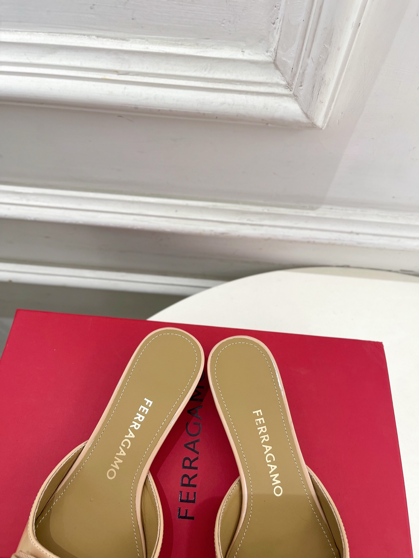 Ferragamo|菲拉格慕26𝐬𝐬2026春夏新品经典蝴蝶结粗方头跟拖鞋 火爆上新! 这鞋绝对是黑马 Ferragamo|菲拉格慕26𝐬𝐬2026春夏新品经典蝴蝶结粗方头跟拖鞋 火爆上新! 这鞋绝对是黑马