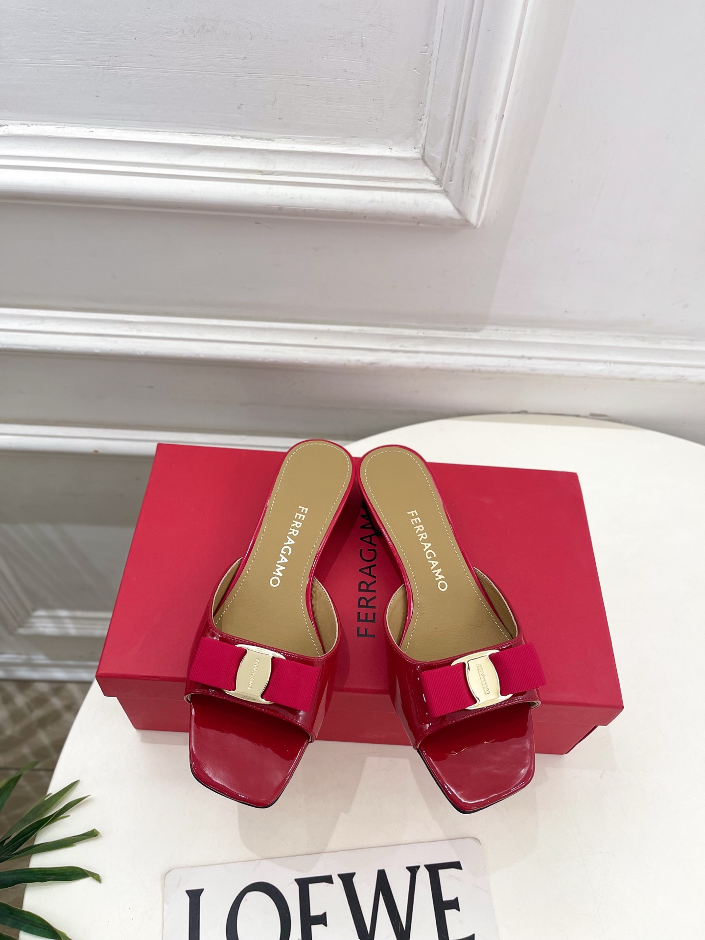 Ferragamo｜菲拉格慕26𝐬𝐬2026春夏新品经典蝴蝶结粗方头跟拖鞋 火爆上新！  这鞋绝对是黑马