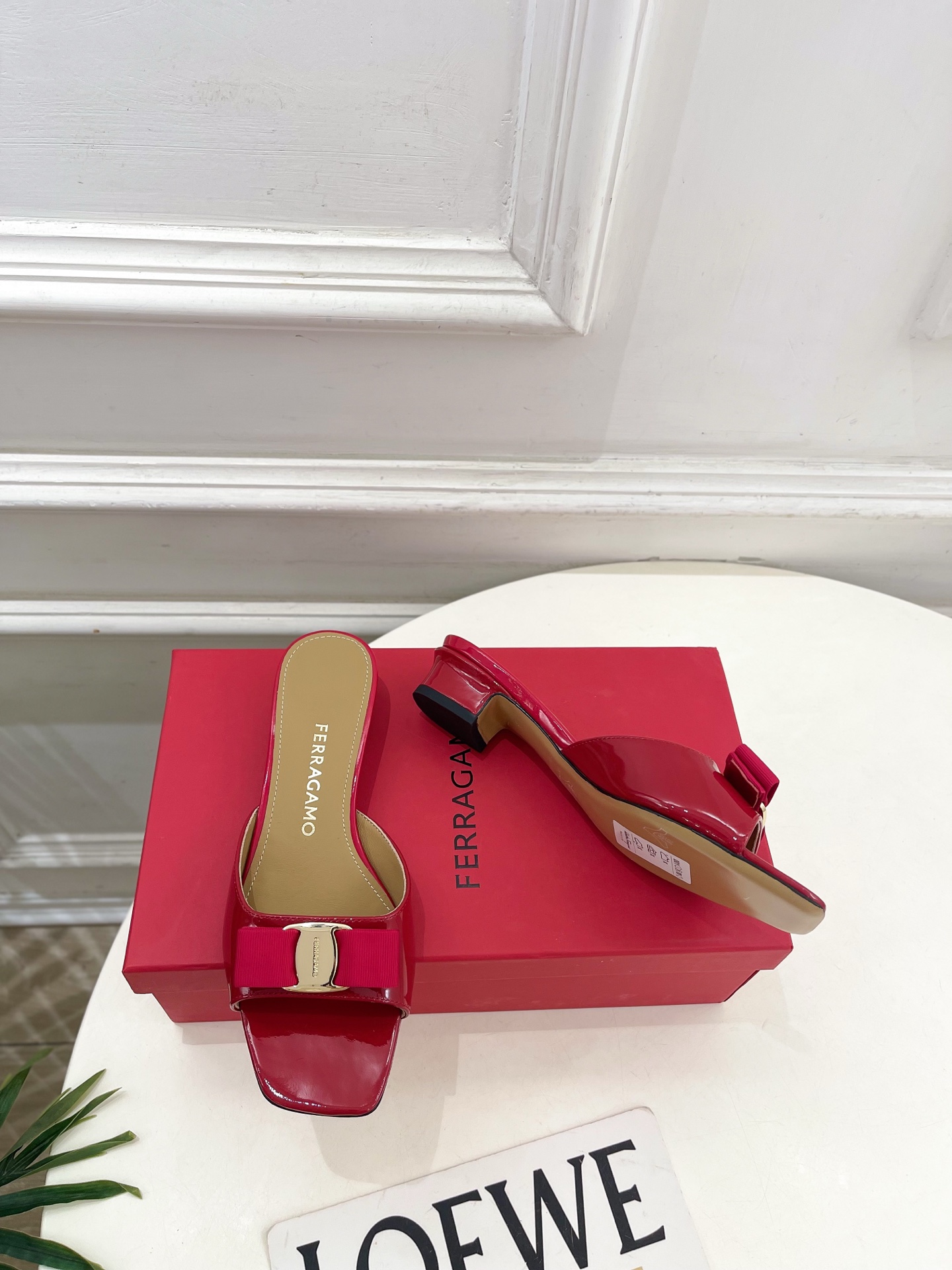 Ferragamo|菲拉格慕26𝐬𝐬2026春夏新品经典蝴蝶结粗方头跟拖鞋 火爆上新! 这鞋绝对是黑马 Ferragamo|菲拉格慕26𝐬𝐬2026春夏新品经典蝴蝶结粗方头跟拖鞋 火爆上新! 这鞋绝对是黑马