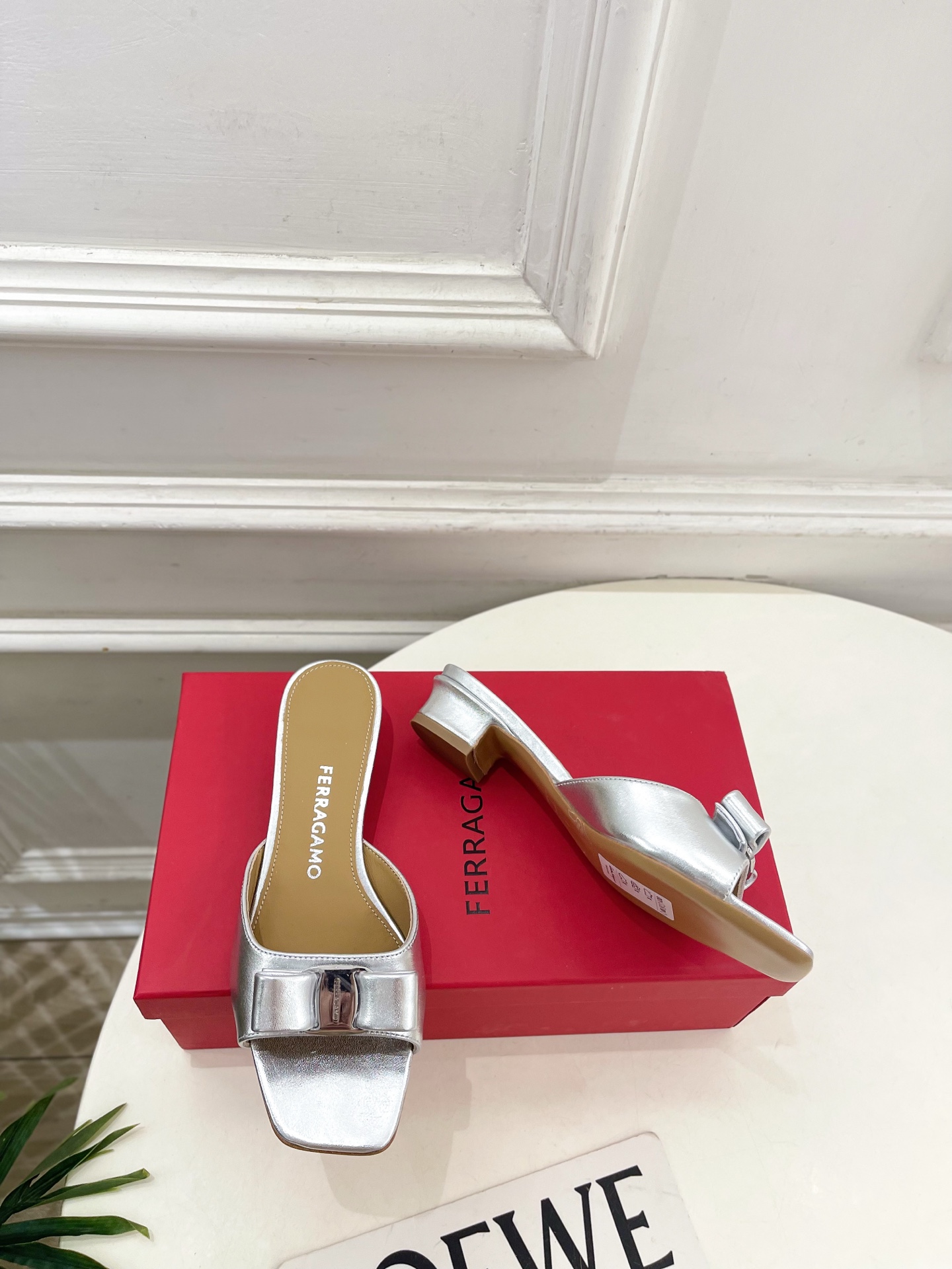 Ferragamo|菲拉格慕26𝐬𝐬2026春夏新品经典蝴蝶结粗方头跟拖鞋 火爆上新! 这鞋绝对是黑马 Ferragamo|菲拉格慕26𝐬𝐬2026春夏新品经典蝴蝶结粗方头跟拖鞋 火爆上新! 这鞋绝对是黑马