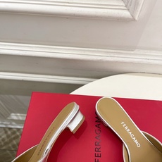 Ferragamo|菲拉格慕26𝐬𝐬2026春夏新品经典蝴蝶结粗方头跟拖鞋 火爆上新! 这鞋绝对是黑马 Ferragamo|菲拉格慕26𝐬𝐬2026春夏新品经典蝴蝶结粗方头跟拖鞋 火爆上新! 这鞋绝对是黑马