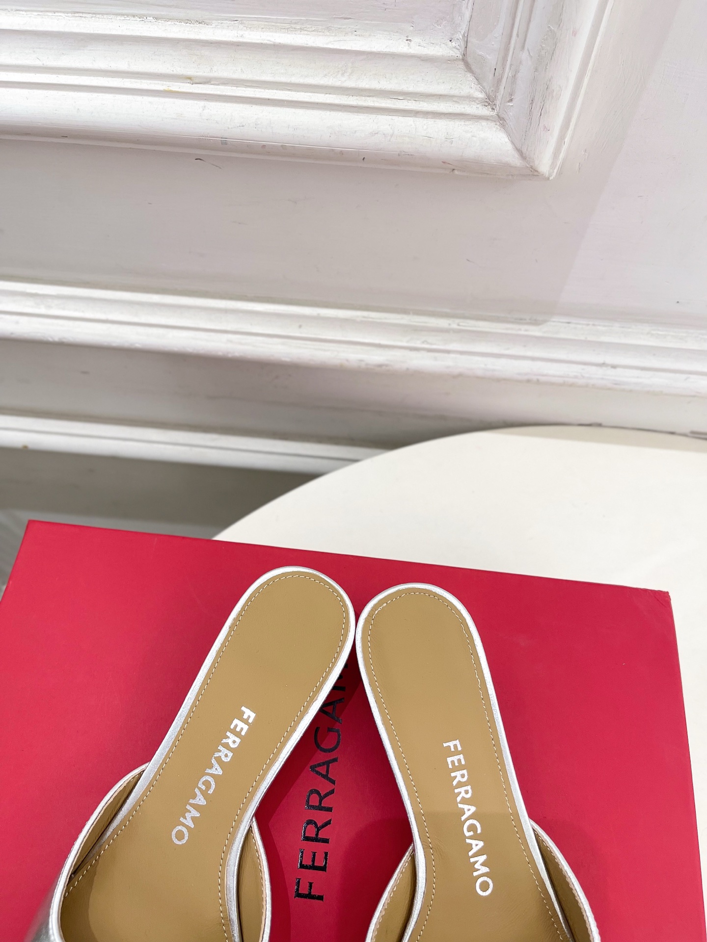 Ferragamo|菲拉格慕26𝐬𝐬2026春夏新品经典蝴蝶结粗方头跟拖鞋 火爆上新! 这鞋绝对是黑马 Ferragamo|菲拉格慕26𝐬𝐬2026春夏新品经典蝴蝶结粗方头跟拖鞋 火爆上新! 这鞋绝对是黑马