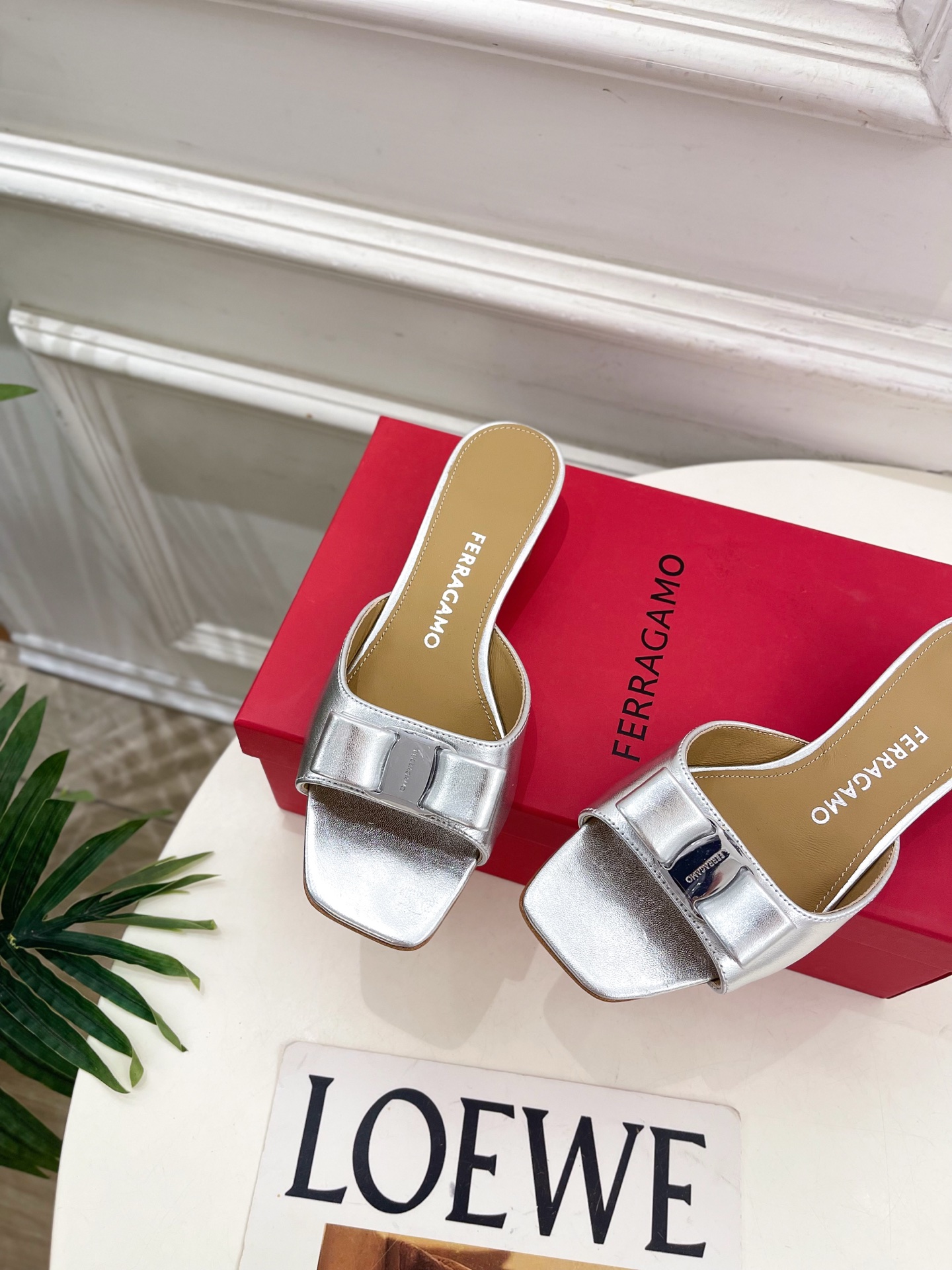 Ferragamo|菲拉格慕26𝐬𝐬2026春夏新品经典蝴蝶结粗方头跟拖鞋 火爆上新! 这鞋绝对是黑马 Ferragamo|菲拉格慕26𝐬𝐬2026春夏新品经典蝴蝶结粗方头跟拖鞋 火爆上新! 这鞋绝对是黑马
