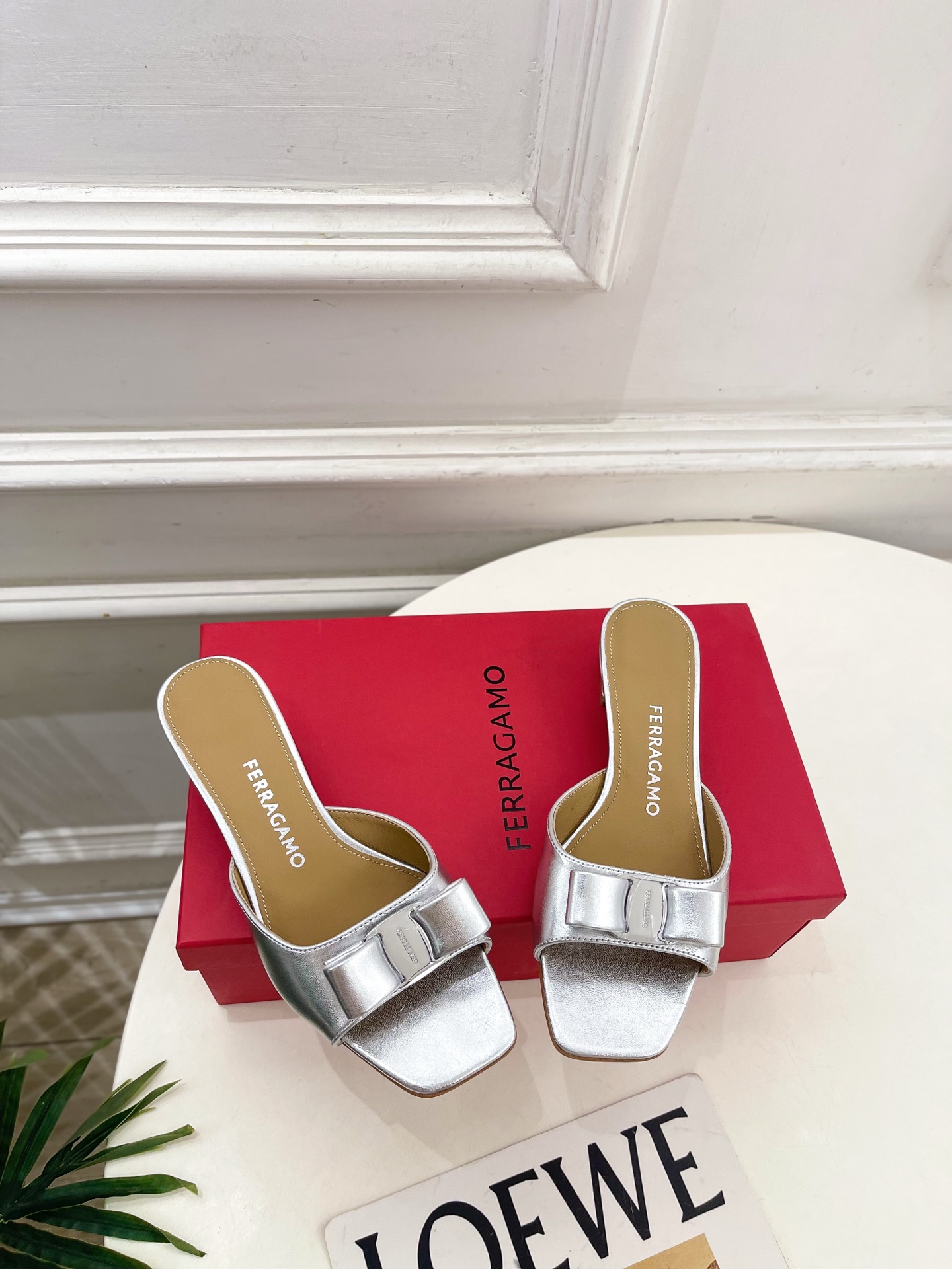 Ferragamo|菲拉格慕26𝐬𝐬2026春夏新品经典蝴蝶结粗方头跟拖鞋 火爆上新! 这鞋绝对是黑马 Ferragamo|菲拉格慕26𝐬𝐬2026春夏新品经典蝴蝶结粗方头跟拖鞋 火爆上新! 这鞋绝对是黑马
