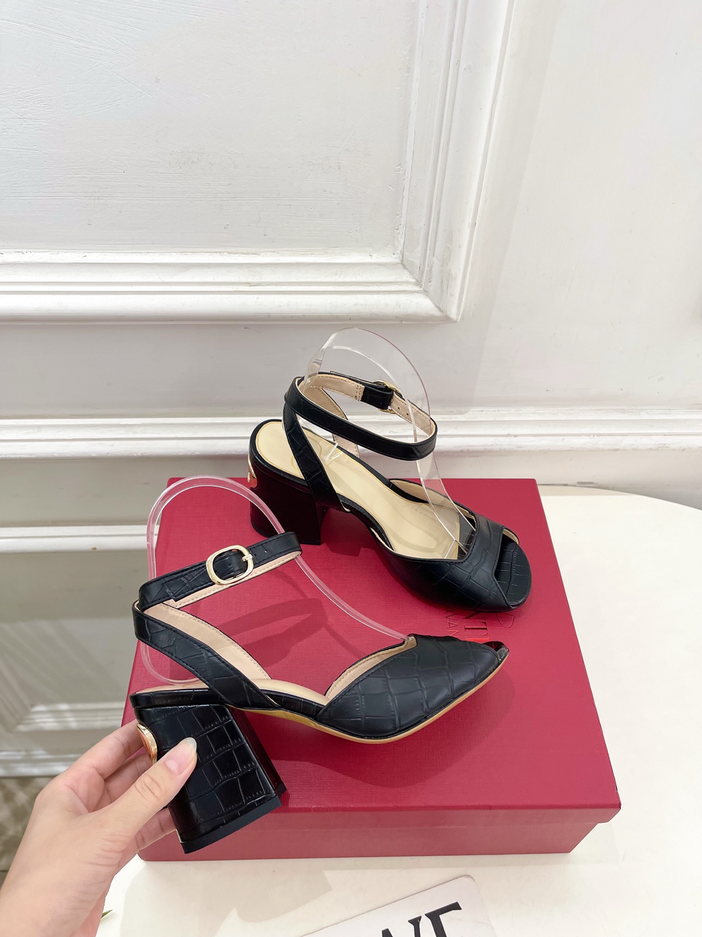 Valentino 华伦天奴 26𝐬𝐬2026春夏新品鱼嘴粗跟高跟凉鞋 上新☑️————————————