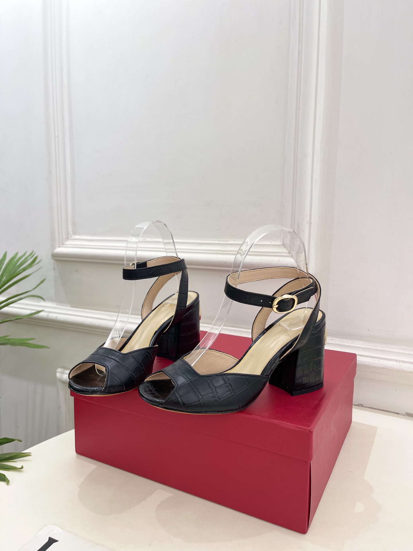 Valentino 华伦天奴 26𝐬𝐬2026春夏新品鱼嘴粗跟高跟凉鞋 上新☑️————————————