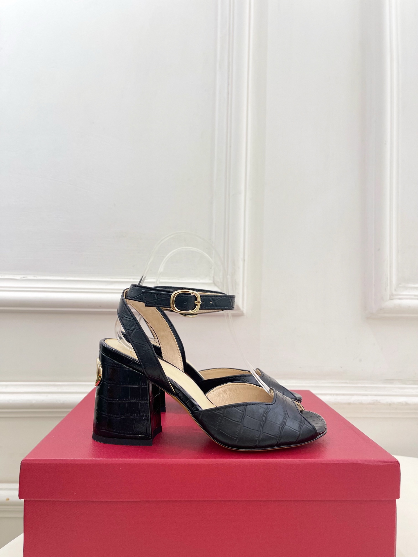 Valentino 华伦天奴 26𝐬𝐬2026春夏新品鱼嘴粗跟高跟凉鞋 上新☑️————————————