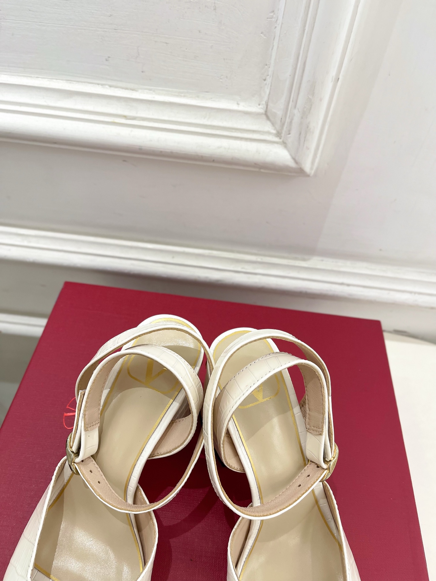 Valentino 华伦天奴 26𝐬𝐬2026春夏新品鱼嘴粗跟高跟凉鞋 上新☑️————————————