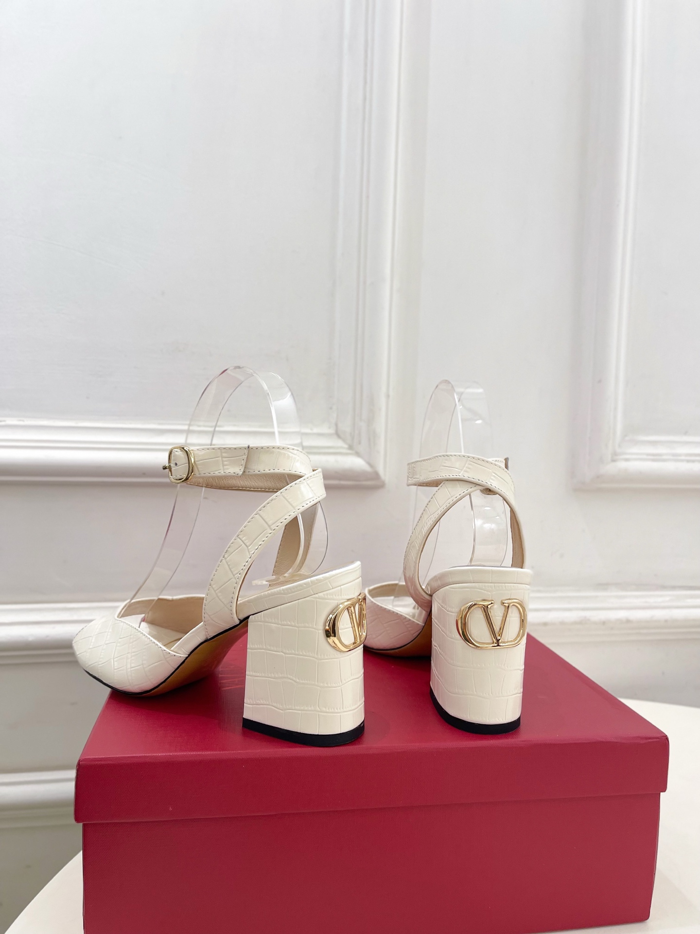 Valentino 华伦天奴 26𝐬𝐬2026春夏新品鱼嘴粗跟高跟凉鞋 上新☑️————————————